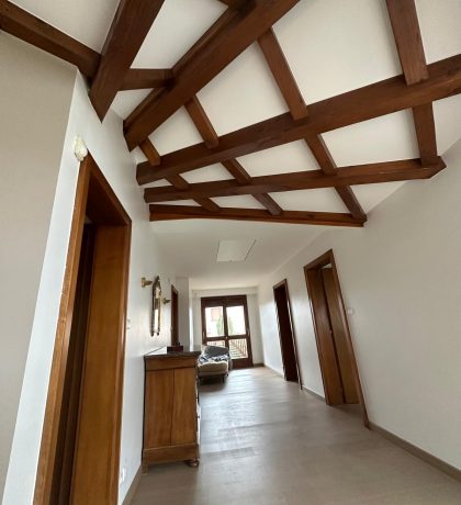 Vue d'un intérieur rénové avec un faux plafond élégant en bois et des cloisons impeccables, illustrant l'expertise d'IS Plâtrerie en Alsace.